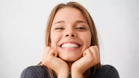 mulher sorrindo feliz 