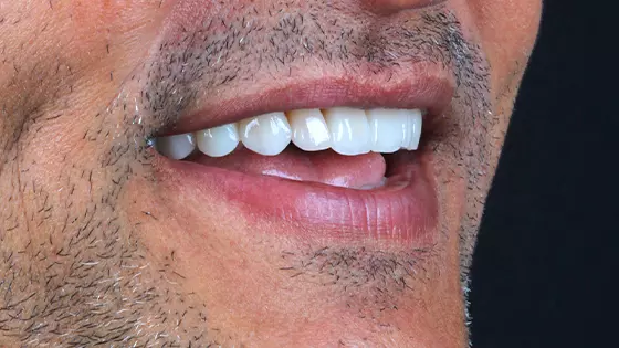 homem sorrindo 