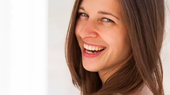 mulher sorrindo mostrando os dentes 