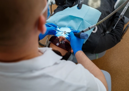  dentista realizando cirurgia de recobrimento radicular.