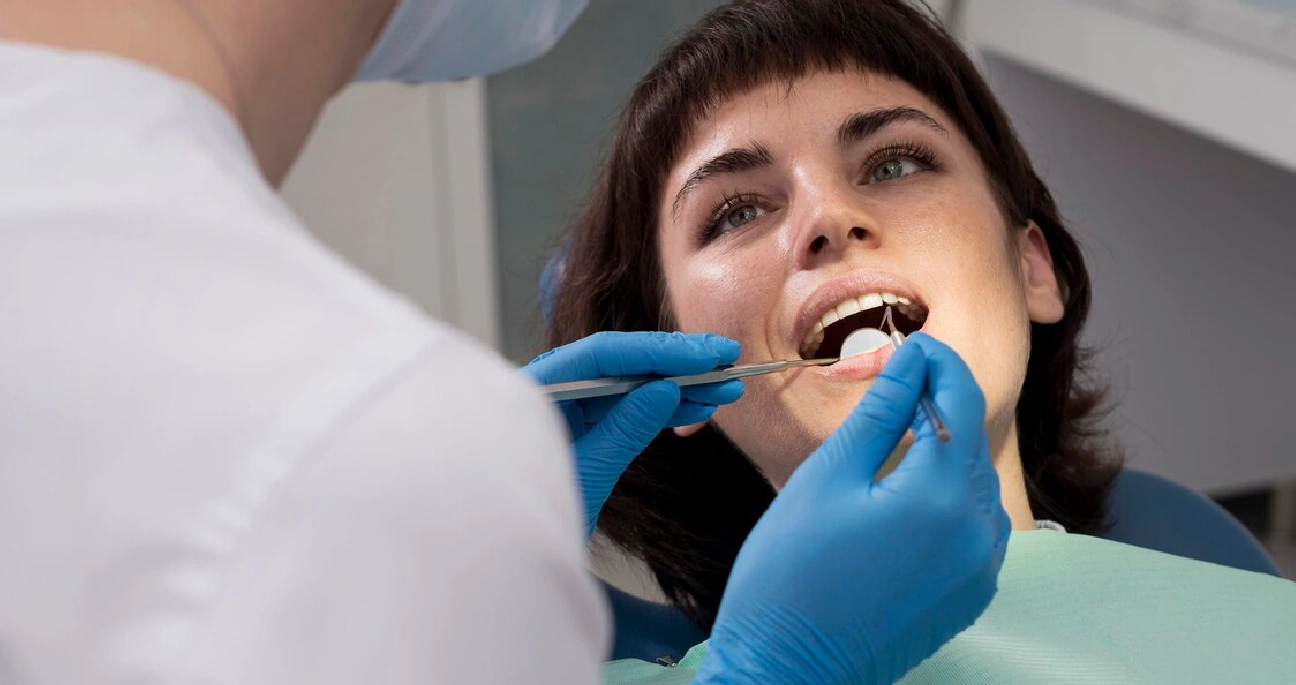 mulher no dentista